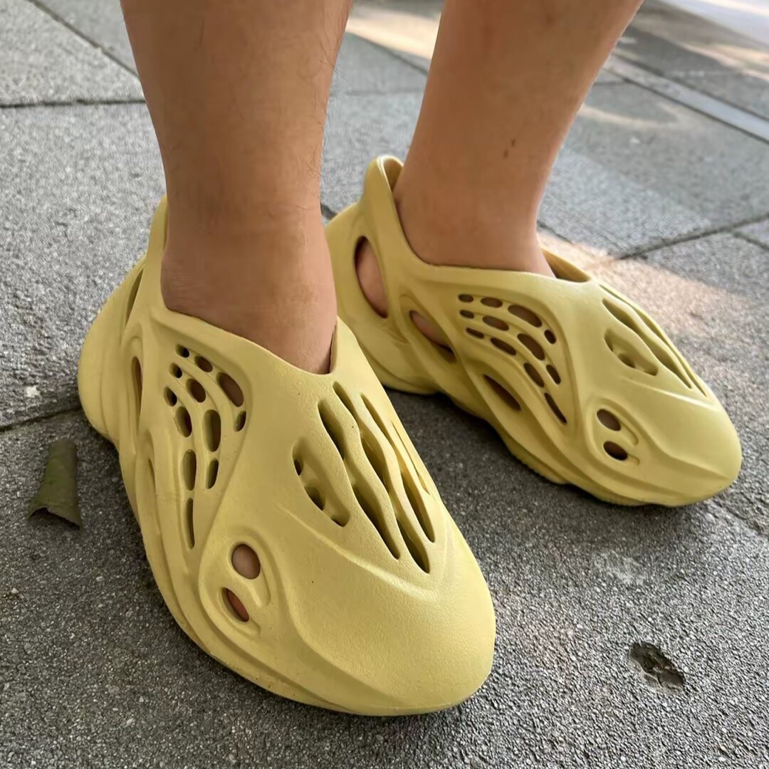 阿迪达斯Yeezy泡沫男女洞洞鞋图片