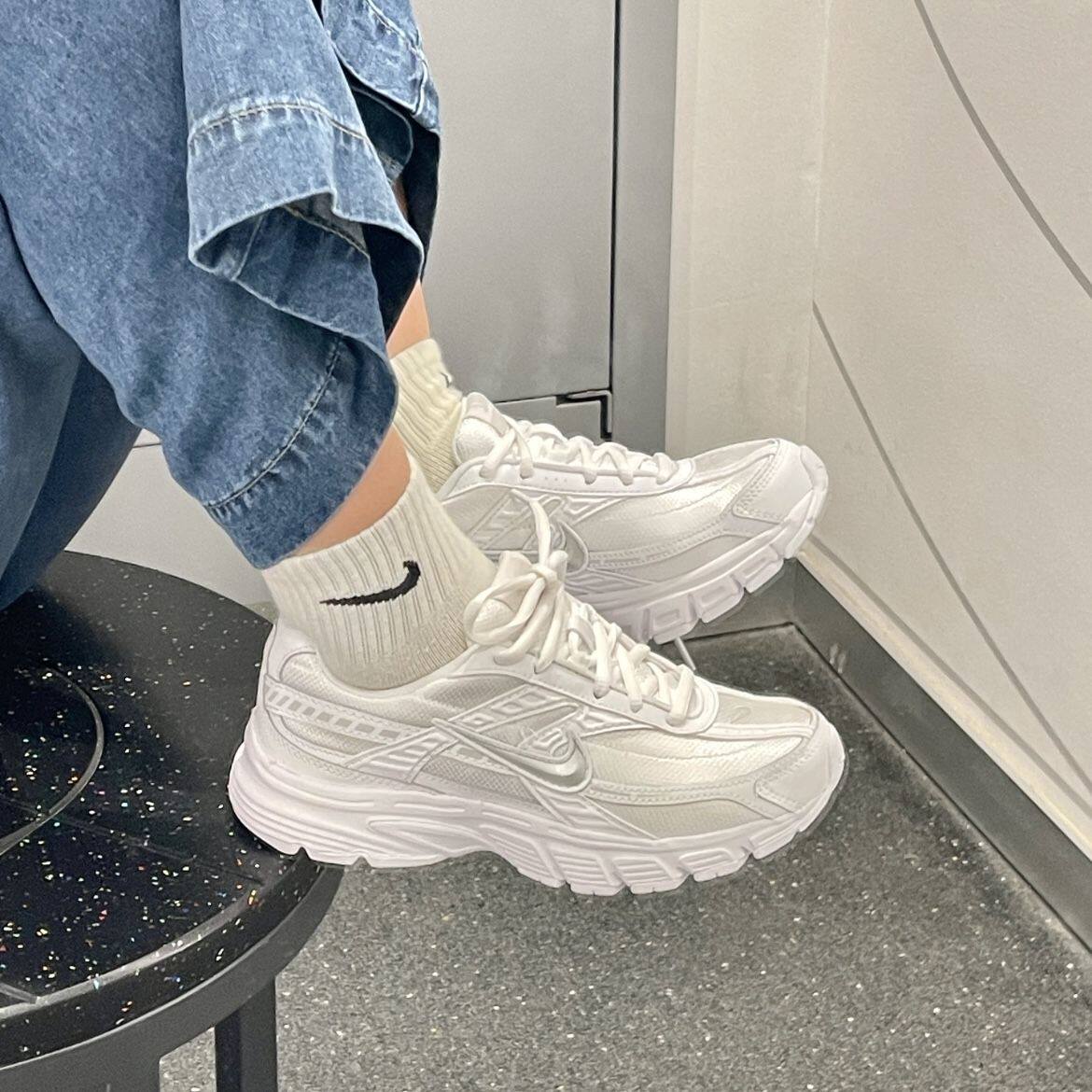 Nike女款百搭防滑耐磨低帮跑步鞋