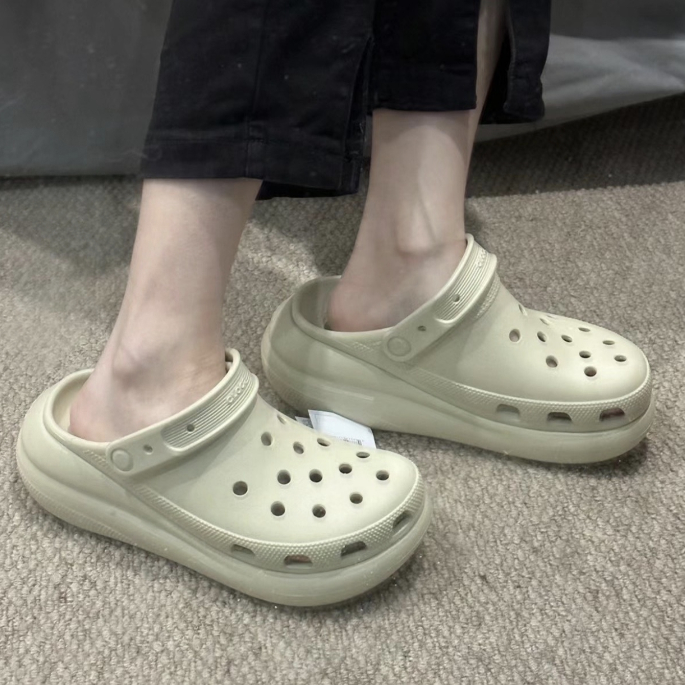 Crocs卡骆驰 厚底泡芙洞洞鞋女休闲百搭舒适沙滩鞋运动凉鞋207521