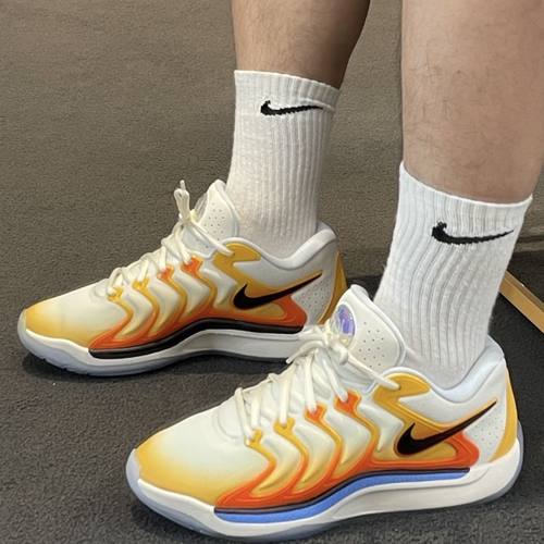 Nike男款橙白黑耐磨低帮篮球鞋