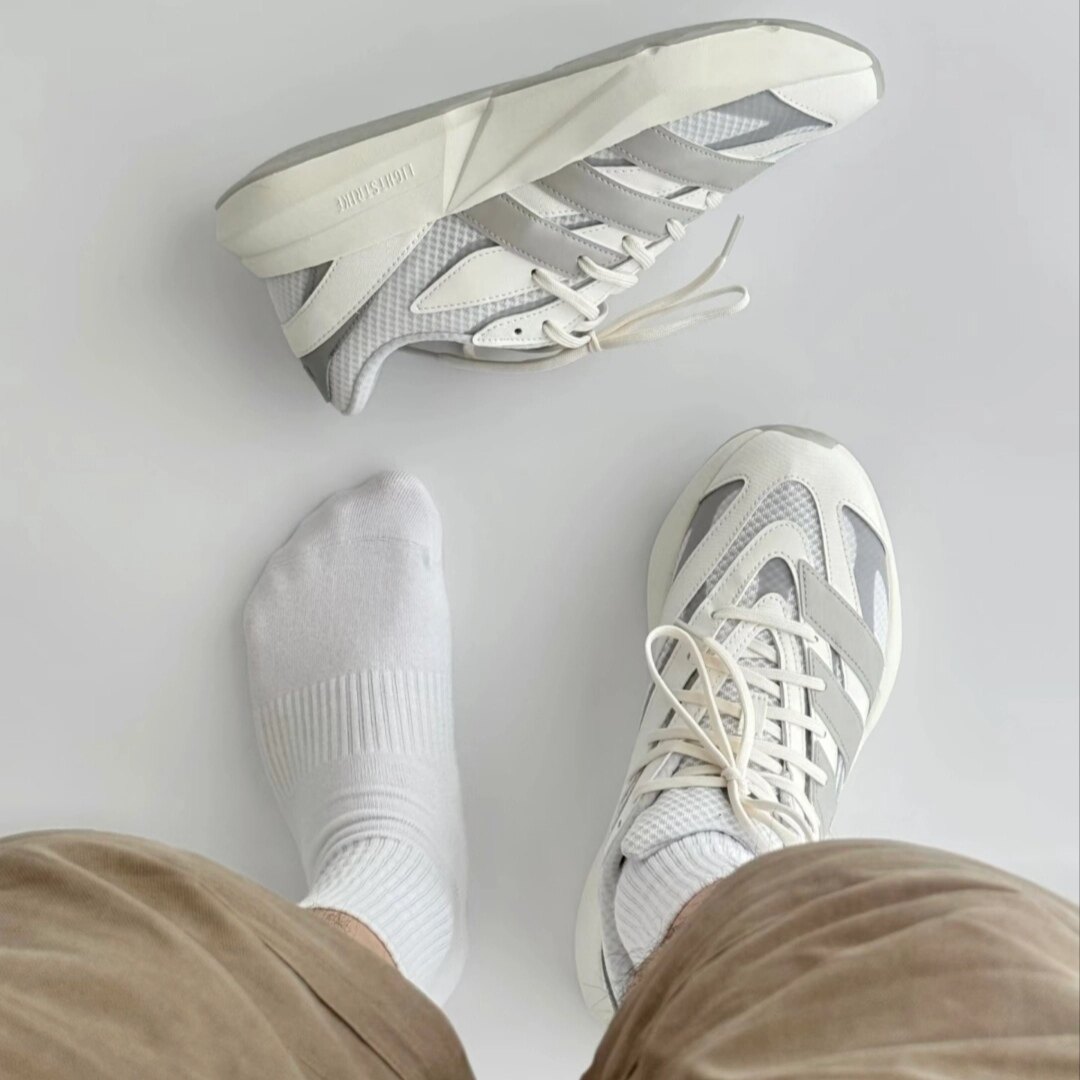 Adidas LIGHTBLAZE男款白灰色舒适时尚百搭低帮休闲跑步鞋 JR7328
