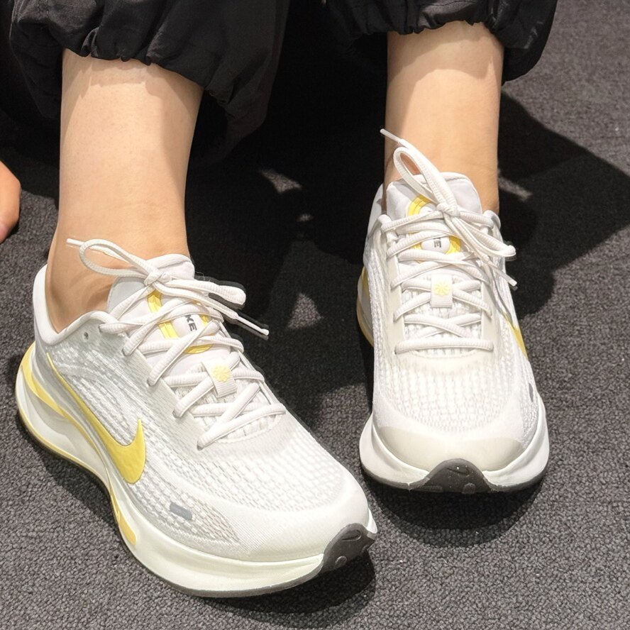 Nike Journey Run 女款银黄色舒适时尚低帮训练跑步鞋 FJ7765-112
