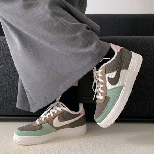 NIKE女款白绿棕防滑低帮板鞋