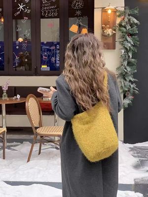新款百搭毛绒包高级感包包女通勤
