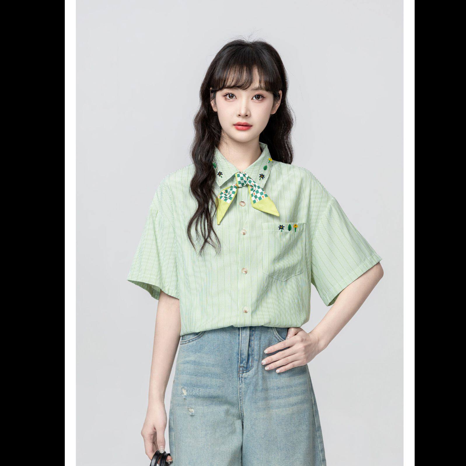 绿色条纹短袖衬衫女2026夏季新款丝巾领结设计感刺绣宽松衬衣上衣
