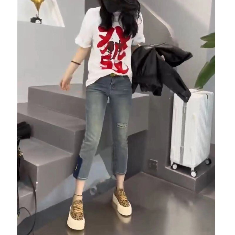 2438大爱美依缘2025春夏新款时尚白色印字T恤水洗牛仔九分裤女潮