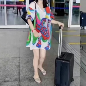 22602大爱美依缘2025夏季新款V领大象印花设计感时尚涂鸦连衣裙女