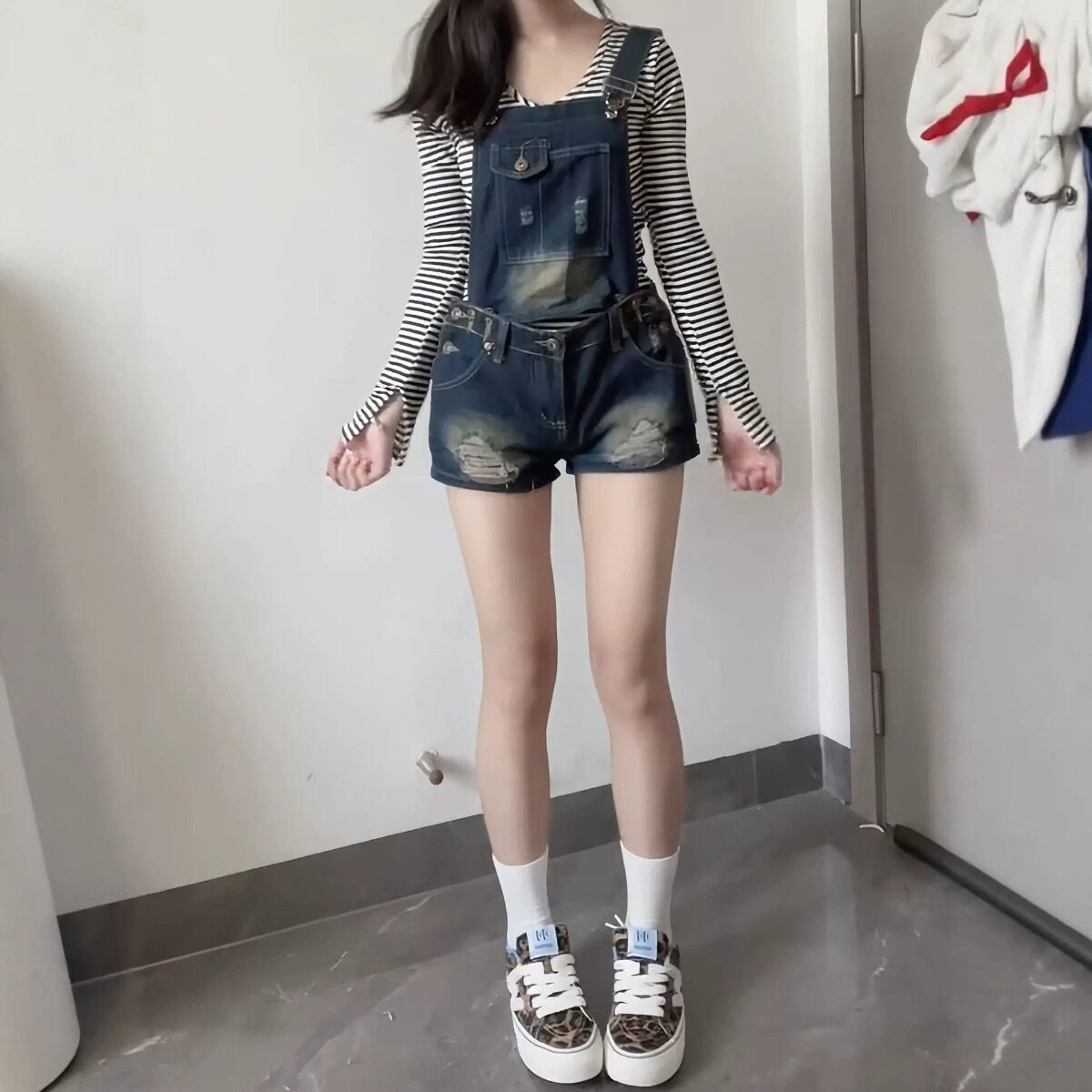 春夏新款低腰显瘦小个子减龄裤子设计感小众破洞牛仔背带短裤女