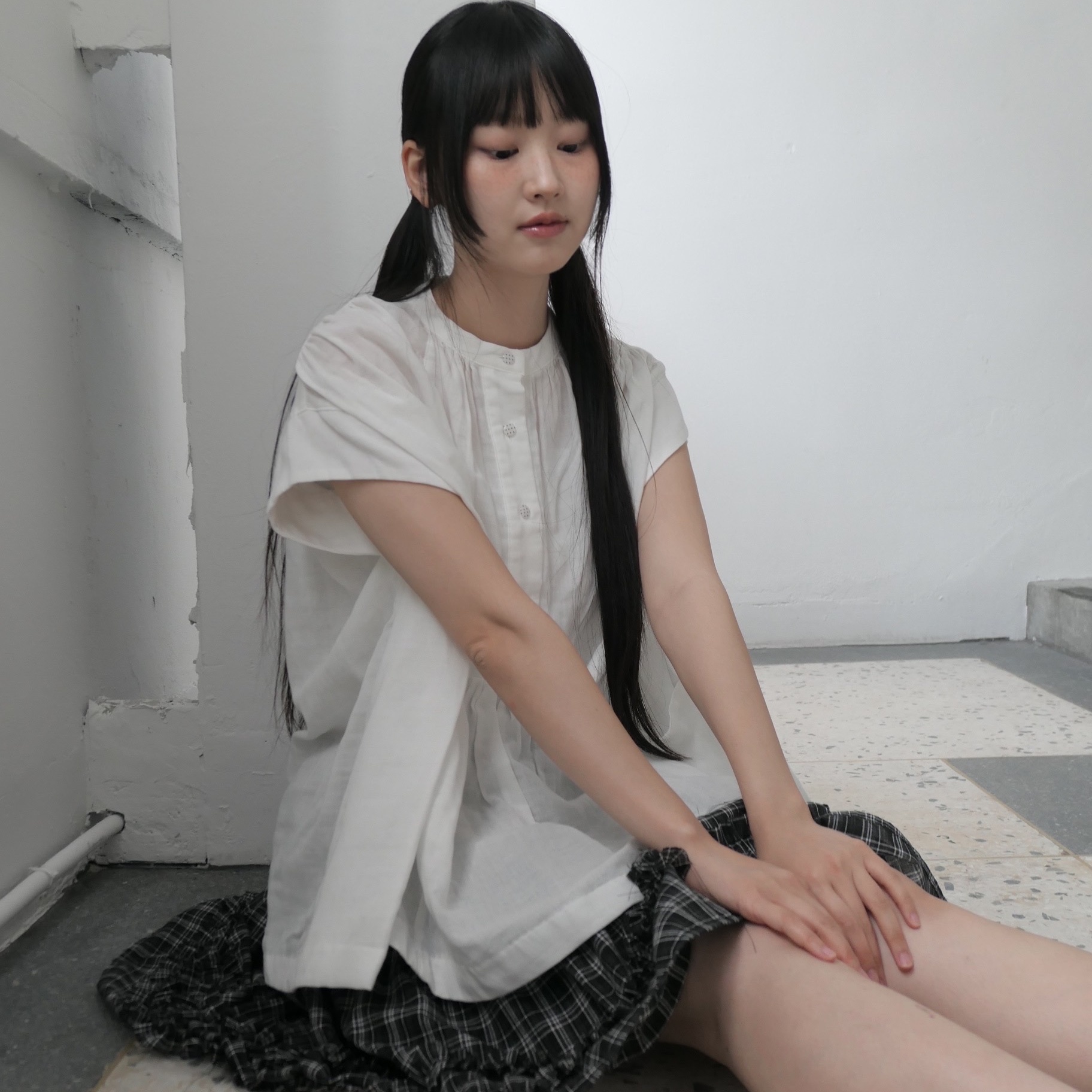 现货 韩国鬼马系少女棉纱点点纽扣可爱娃娃衬衫+木耳边格纹半身裙