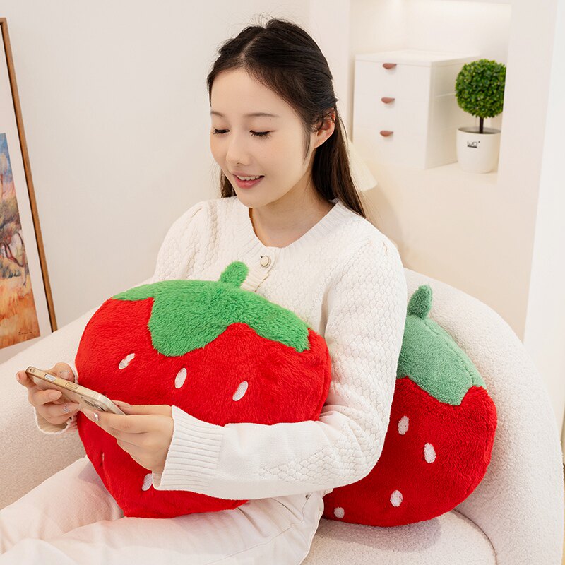 可爱卡通仿真草莓毛绒午睡抱枕靠垫公仔玩偶摆件女生创意生日礼物