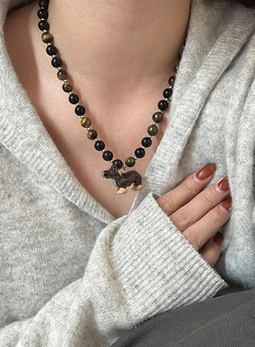 卡通腊肠狗吊坠虎眼石串珠项链女可爱精致时尚优雅百搭颈链毛衣链