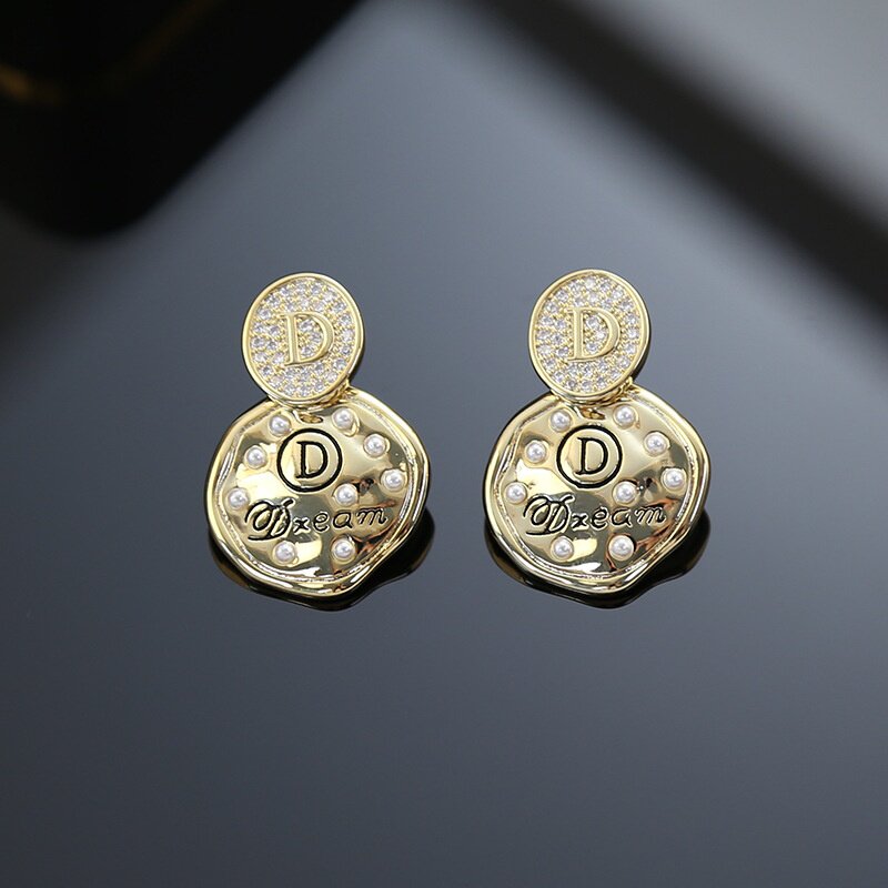 新款时尚个性镶锆石D字母耳环女冷淡风小众耳坠 轻奢气质银针耳饰