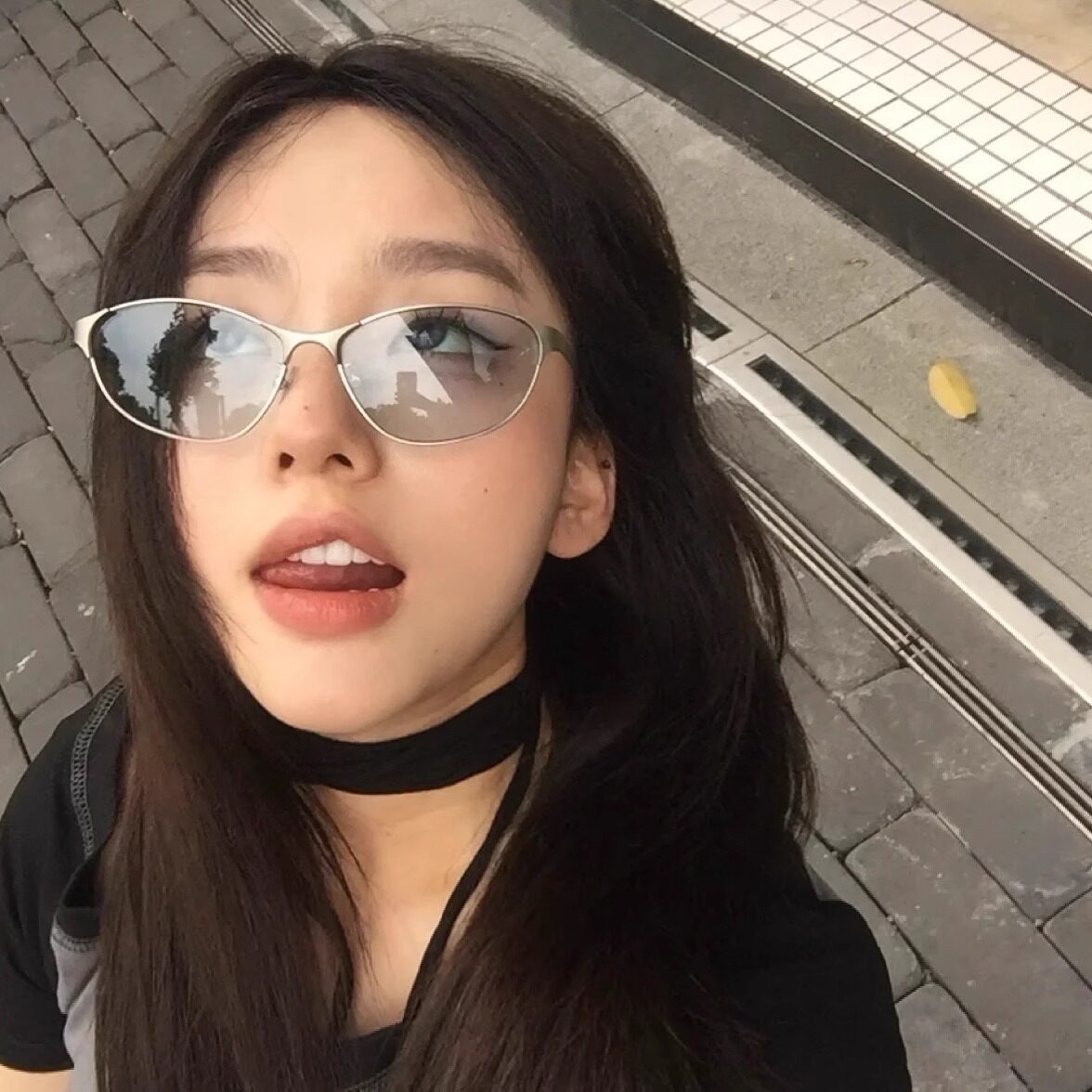 猫眼墨镜女2026新款金属太阳镜高级感浅蓝镜片Y2K未来科技感眼镜