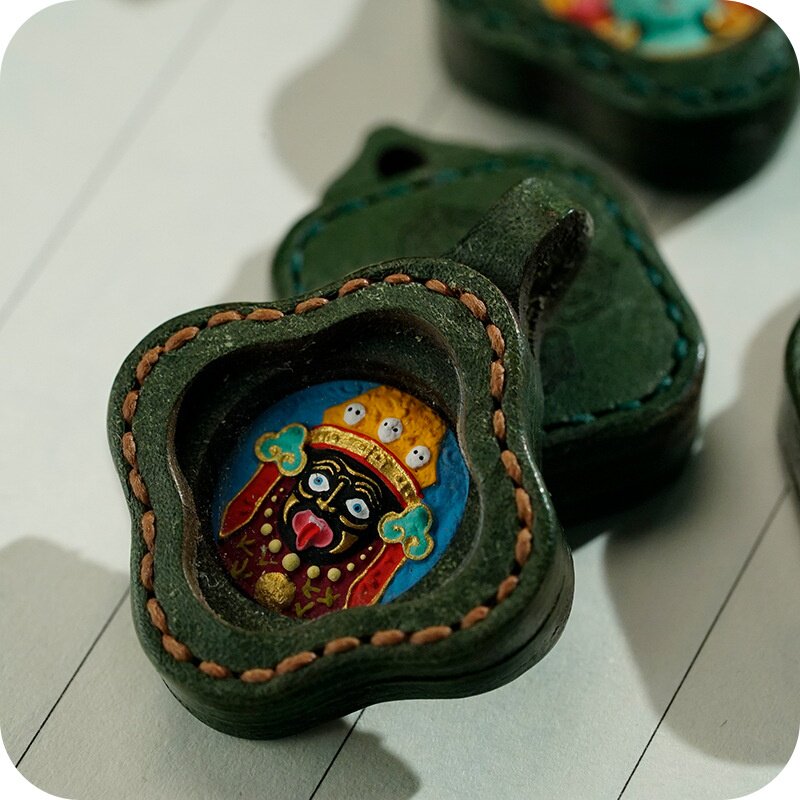 手绘唐卡擦擦黄财五爷吊坠文殊大黑天药师普贤黑财牛皮唐卡吊坠