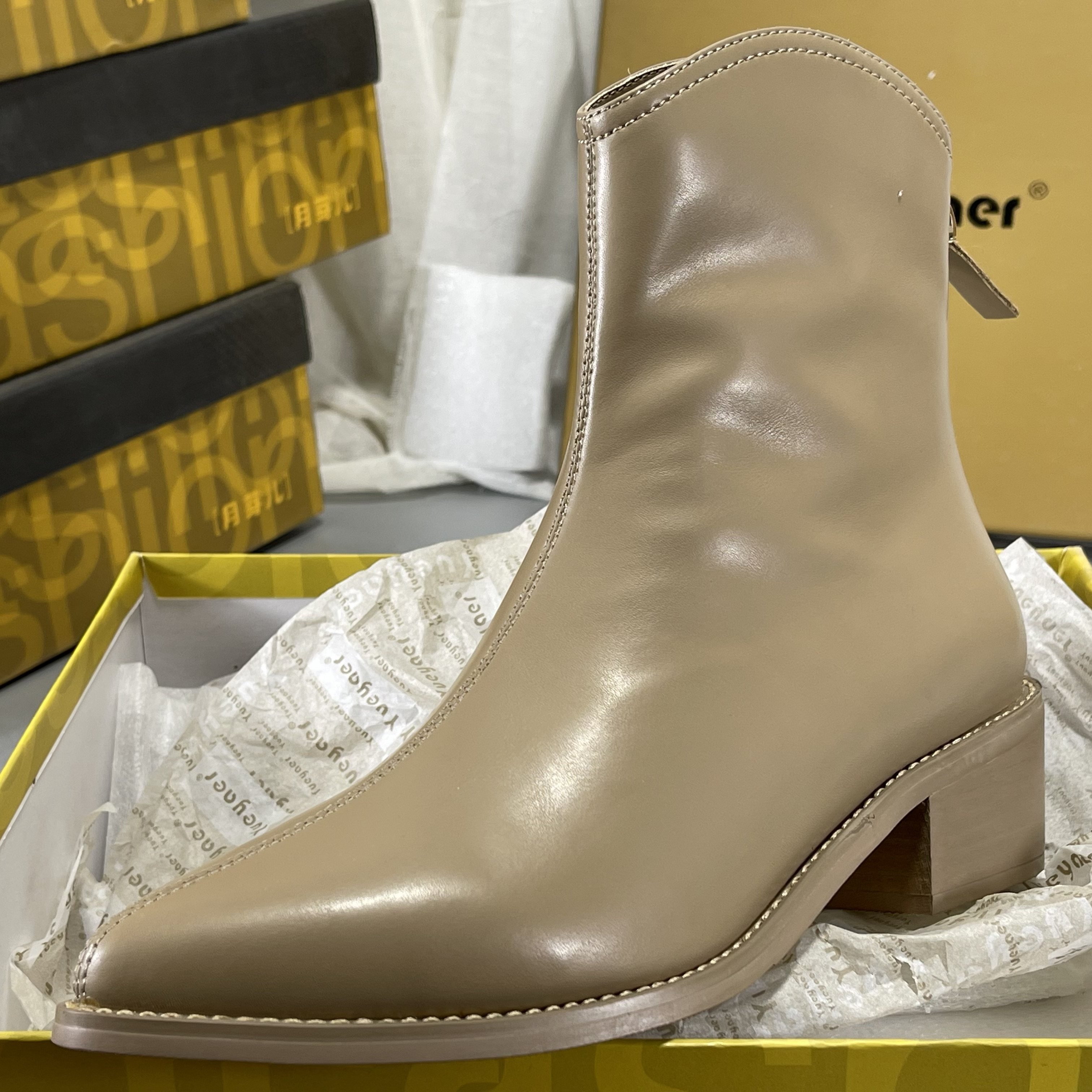 月芽儿头层牛皮尖头短靴女粗跟2025新款秋冬v口瘦瘦靴切尔西靴子,女鞋,时装靴,淘宝优惠券,粉丝福利购,淘宝优惠卷