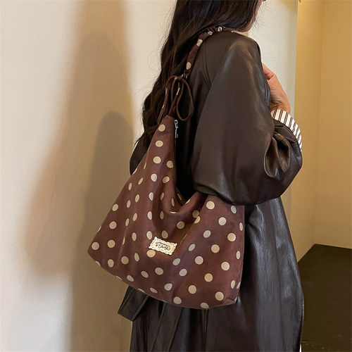 韩系复古波点麂皮绒托特包女秋冬新款百搭单肩包通勤大容量斜挎包
