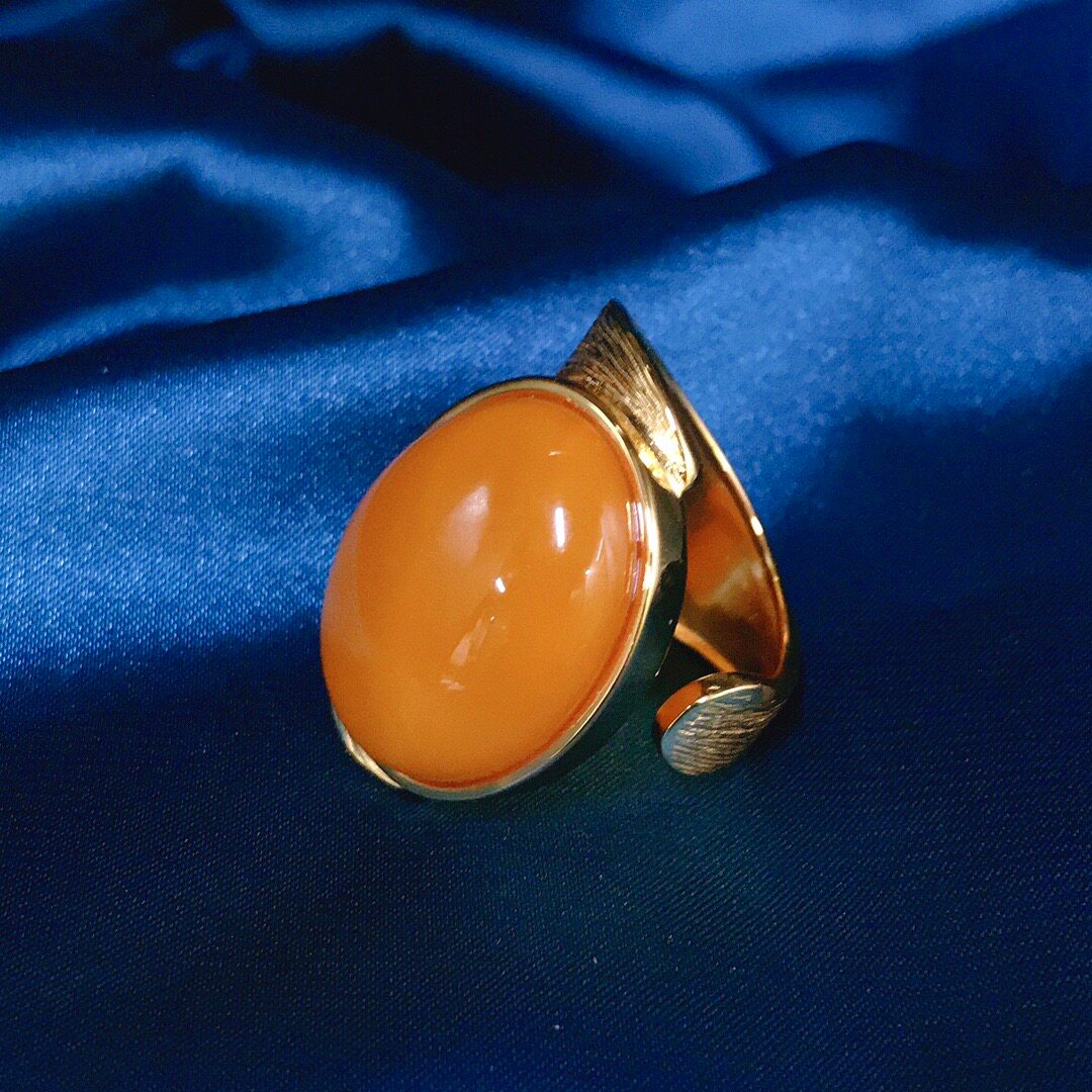 天然俄罗斯鸡油黄老蜜蜡蛋面S925银精品时尚戒指厚银镶嵌