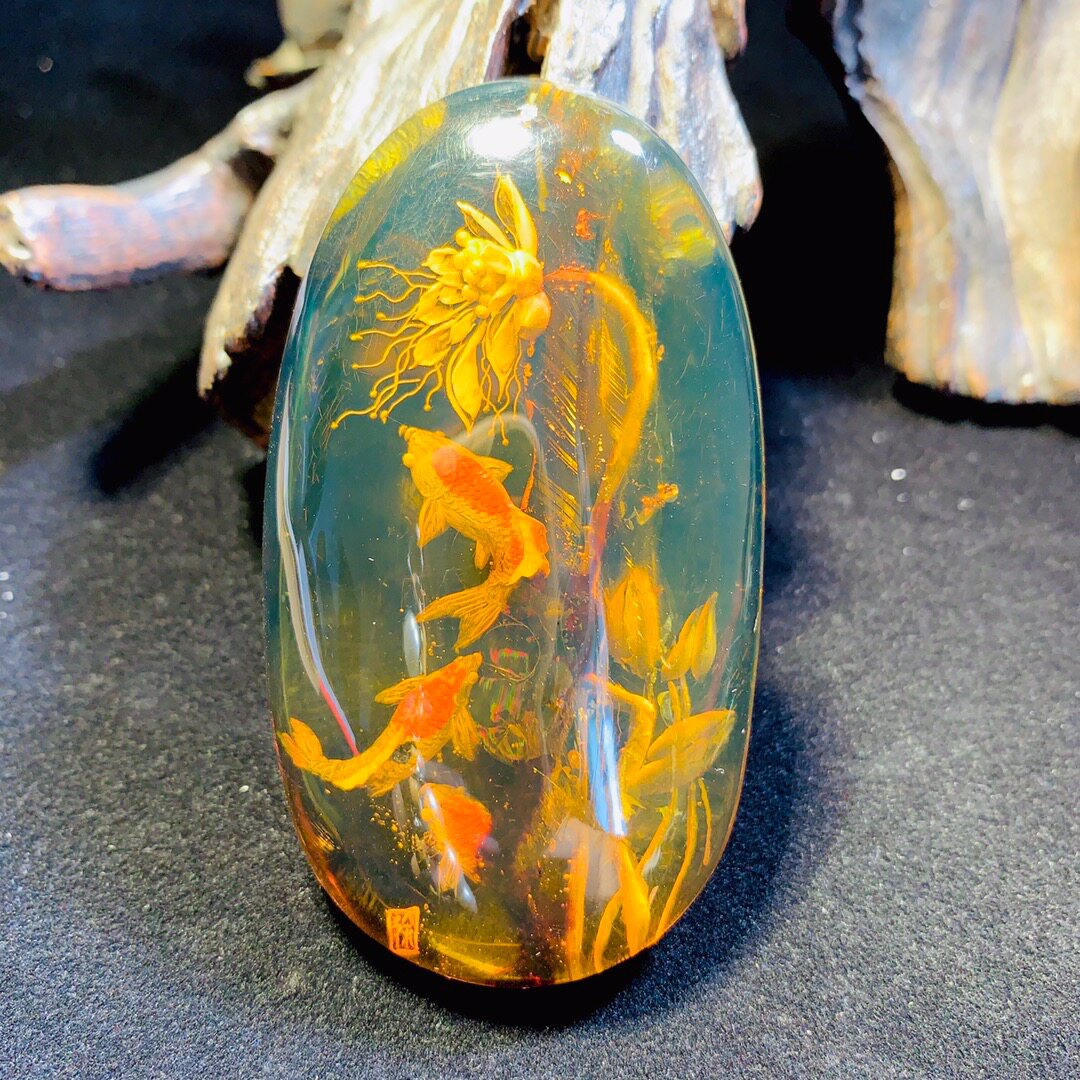 荷下鲤 余贤国大师作品 天然墨西哥蓝珀雕件吊坠虫珀植物珀风景珀