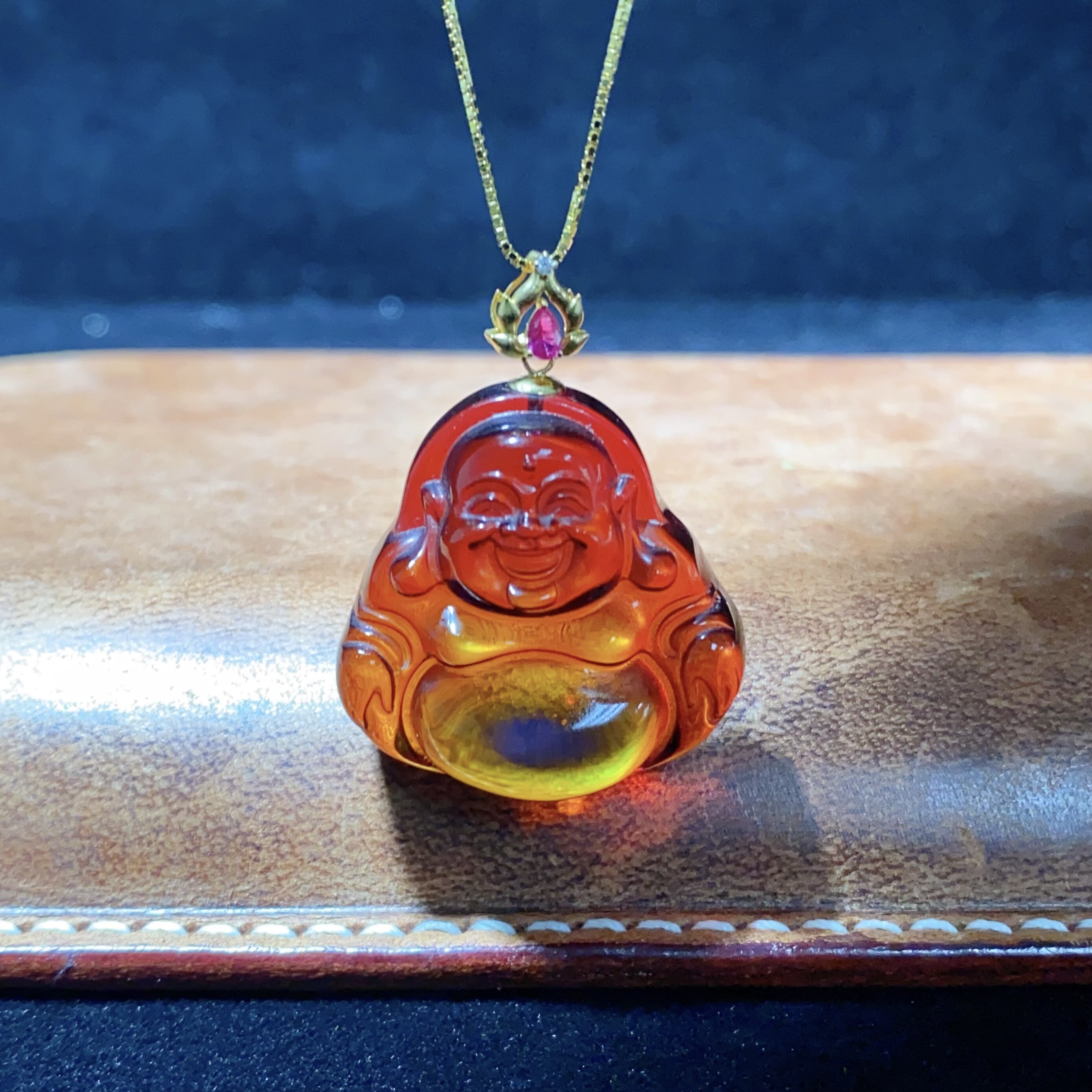 天然墨西哥红蓝珀弥勒佛吊坠18K金镶嵌精工大肚佛琥珀项链锁骨链