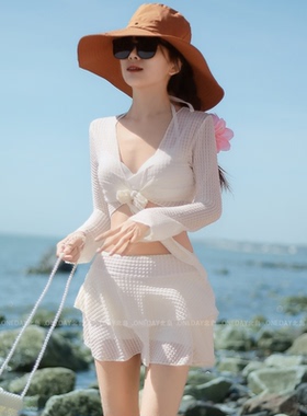泳衣女分体泡温泉长袖防晒海边度假三件套高级感遮肉显瘦白色泳衣
