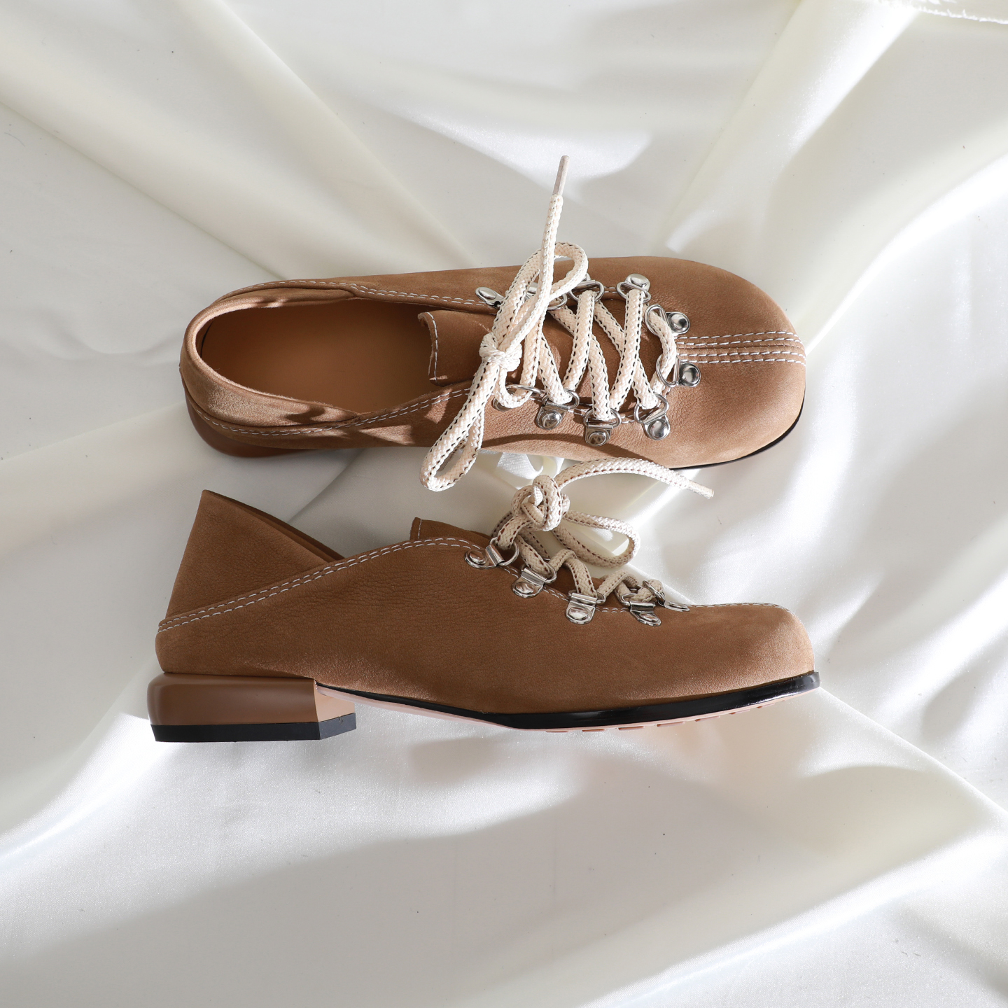 英伦圆头深口系带单鞋粗跟