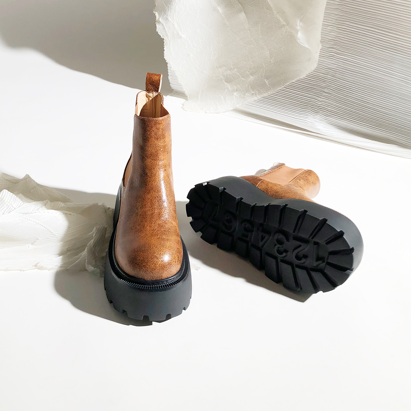 英伦圆头短筒拼接套脚切尔西厚底