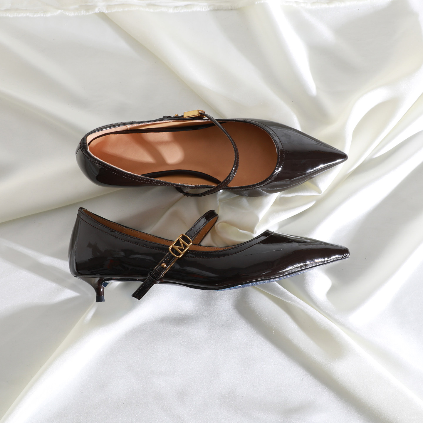 时尚尖头浅口一字带玛丽珍细跟