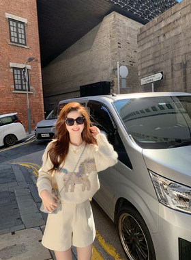 鱼糯糯新年小马白色圆领毛衣女秋冬宽松加厚软糯针织内搭短款上衣