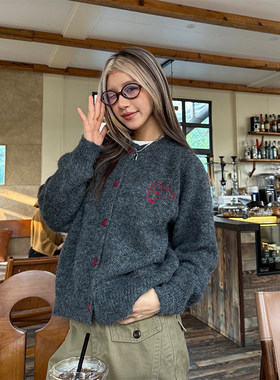 川川也美式覆古慵懒风针织毛衣开衫女秋季新款钮扣圆领外套2024潮