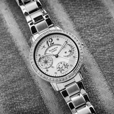 卡西欧星空镶钻石英女士腕表