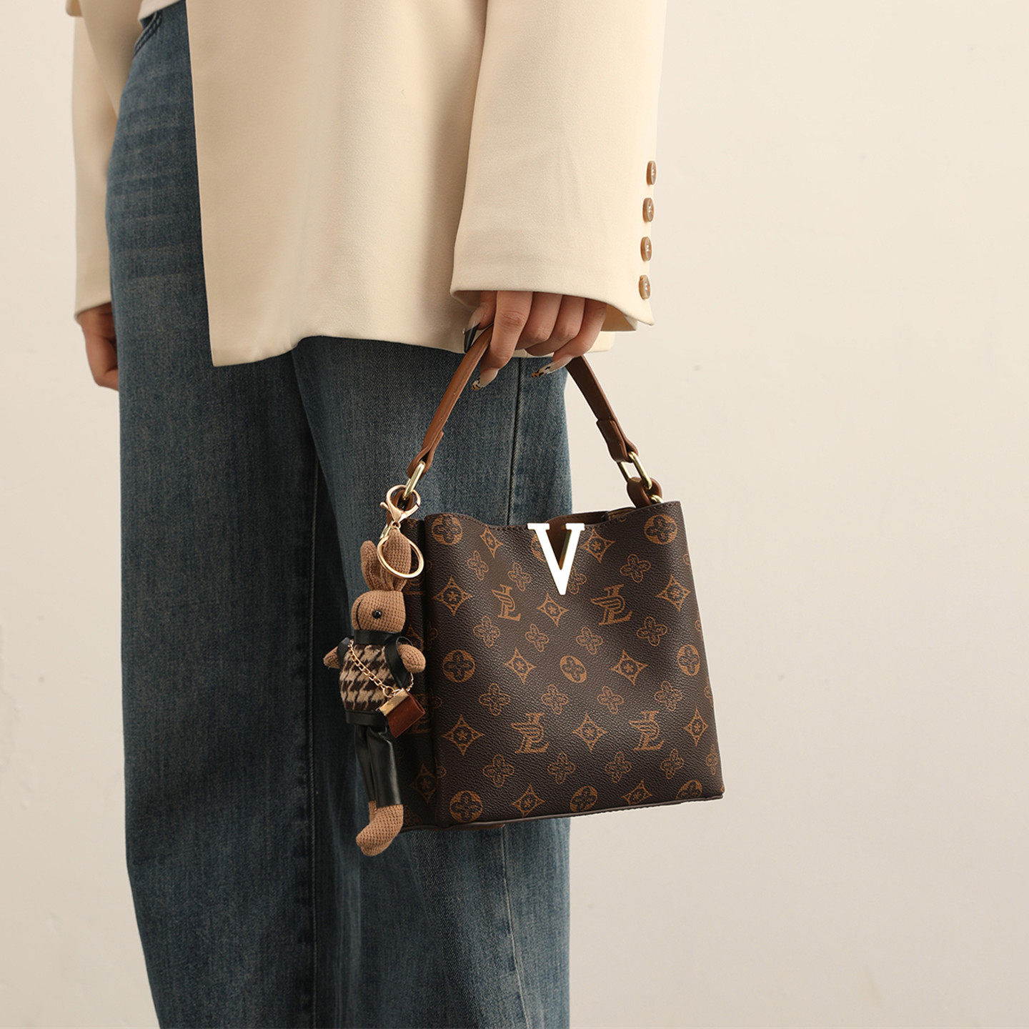 水桶包包女式2025新款女士真皮女包时尚老花高级感通勤手提斜挎包,箱包皮具/热销女包/男包,水桶包,淘宝优惠券,粉丝福利购,淘宝优惠卷