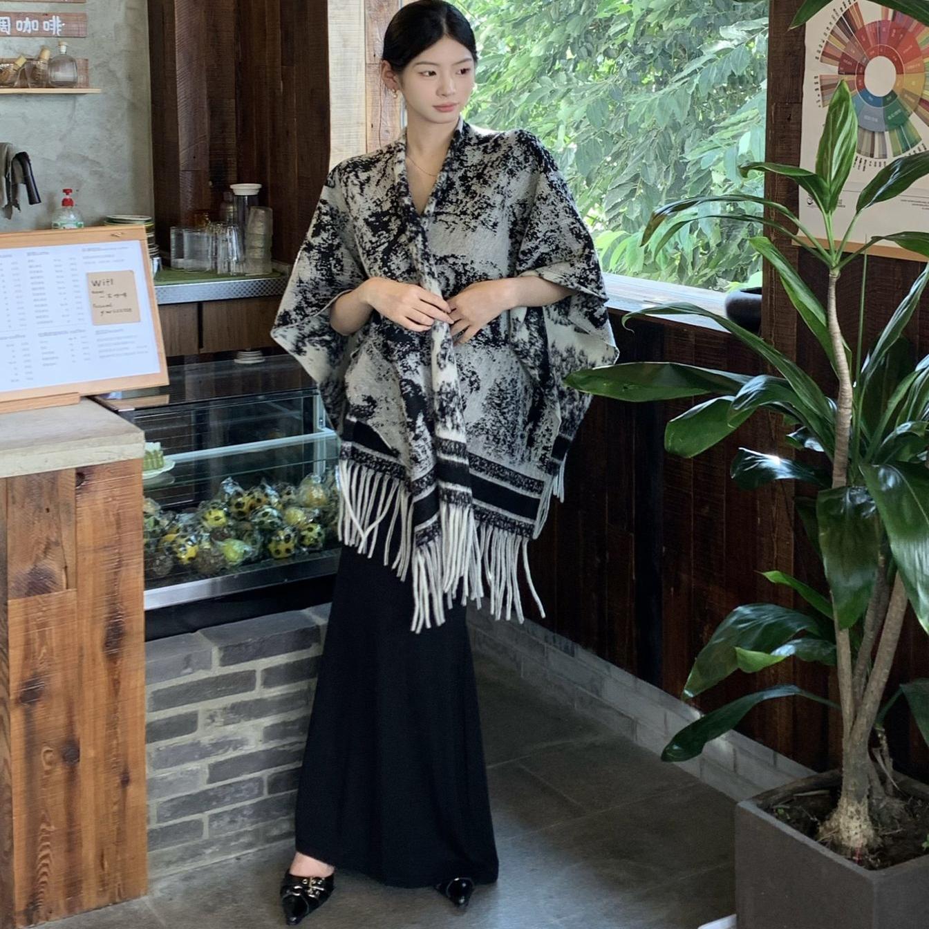 水墨黑白花纹围巾秋冬新款围脖女韩版百搭高级感保暖斗篷披肩外套