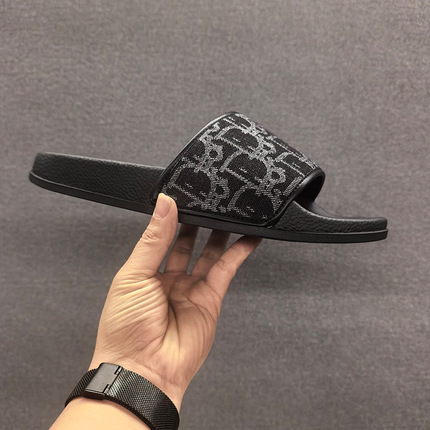 ins European Style Outdoor Beach Sandals for Men 2026 Summer Trendy Internet Celebrity Sandals Casual Men's Slippers