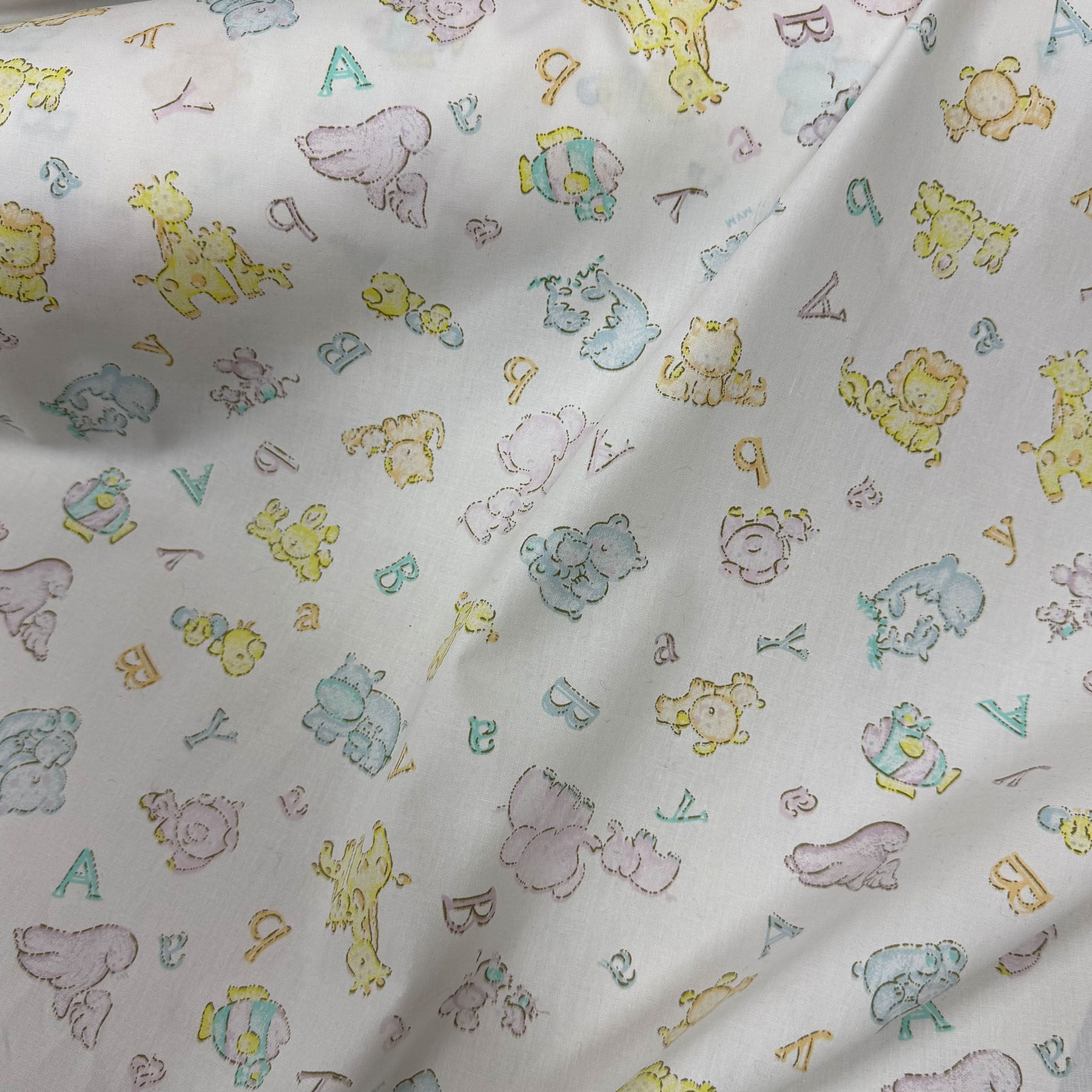 一米价白底动物图案纯棉面料柔软透气母婴衣服床品四件套手工布料