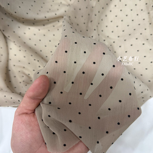 咖杏色黑色小波点雪纺面料褶皱植绒圆点夏连衣裙衬衫裤子手工布料