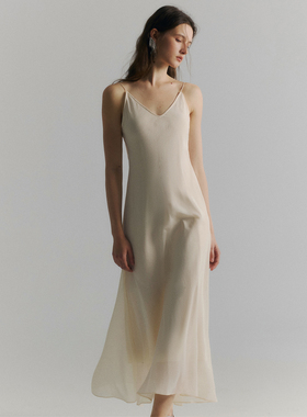 SoftSelf·薄雾梦泽桑蚕丝设计感V领修身显瘦斜裁吊带连衣裙新款