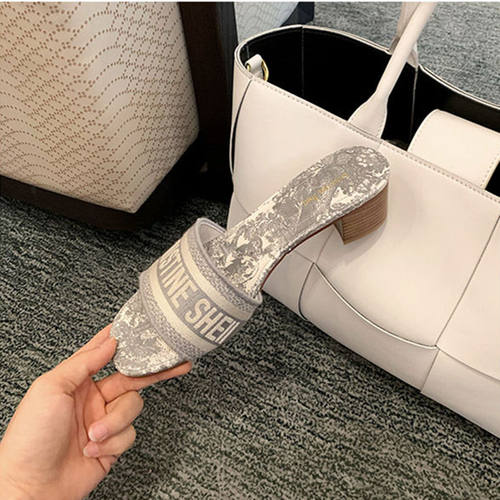 D家字母刺绣真皮粗跟一字拖鞋女