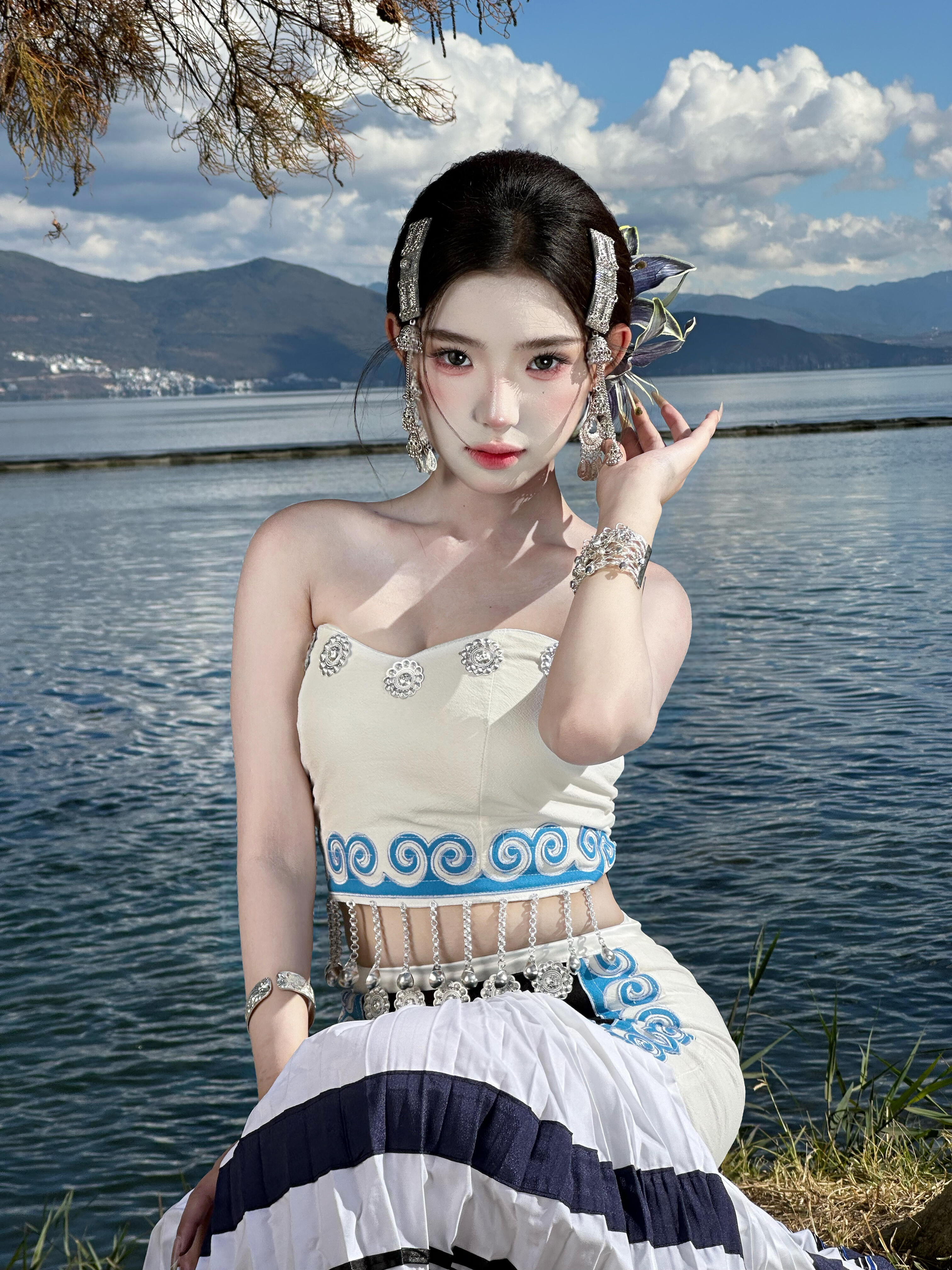 彝族服装女四川棉麻彝族服装苗疆少女重工服饰土家族旅拍演出服饰