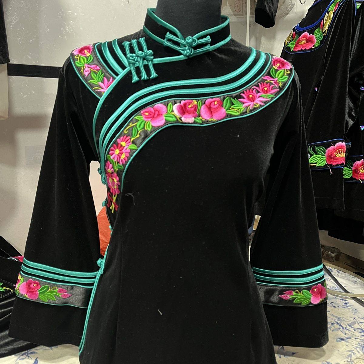 贵州黔东南凯里雷山传统服饰便服中长款小花加条条民族风绣花服饰