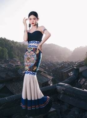 彝族服装女刺绣抹胸鱼尾裙四川彝族少数民族高端旅拍演出舞台服新