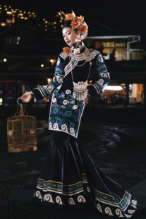 彝族服装女设计款四川凉山彝族刺绣少数民族礼服旅拍演出服装新款