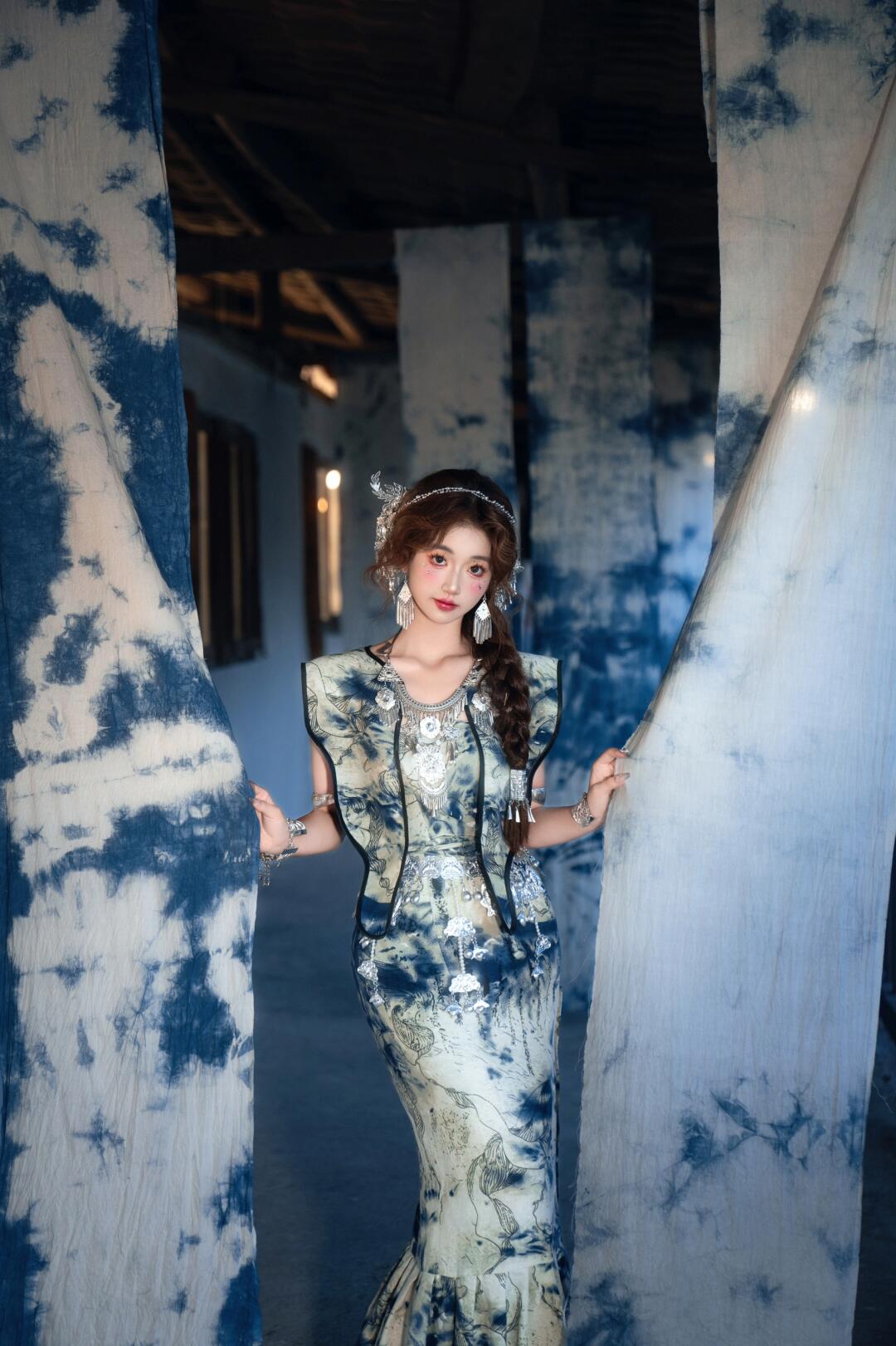 苗疆少女苗族服装女扎染旗袍改良开叉长裙旅拍摄影写真舞台服饰新
