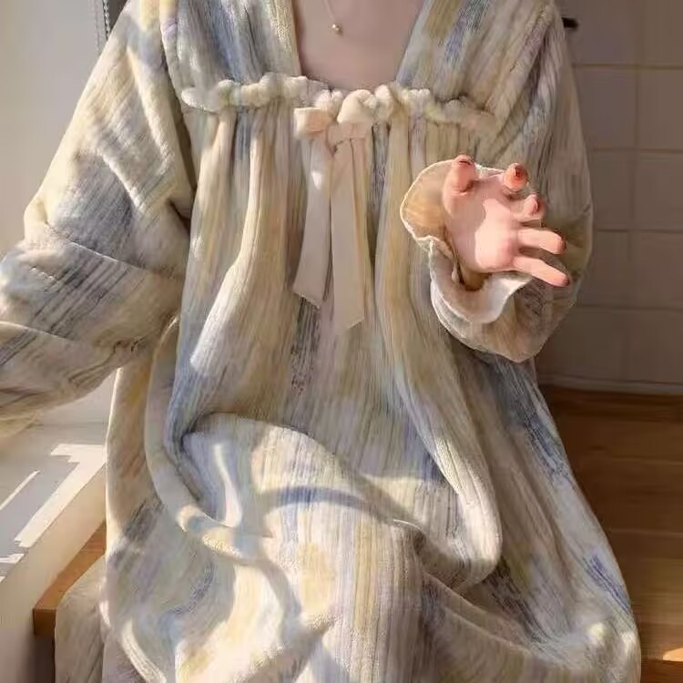 带胸垫珊瑚绒睡裙女秋冬季加厚
