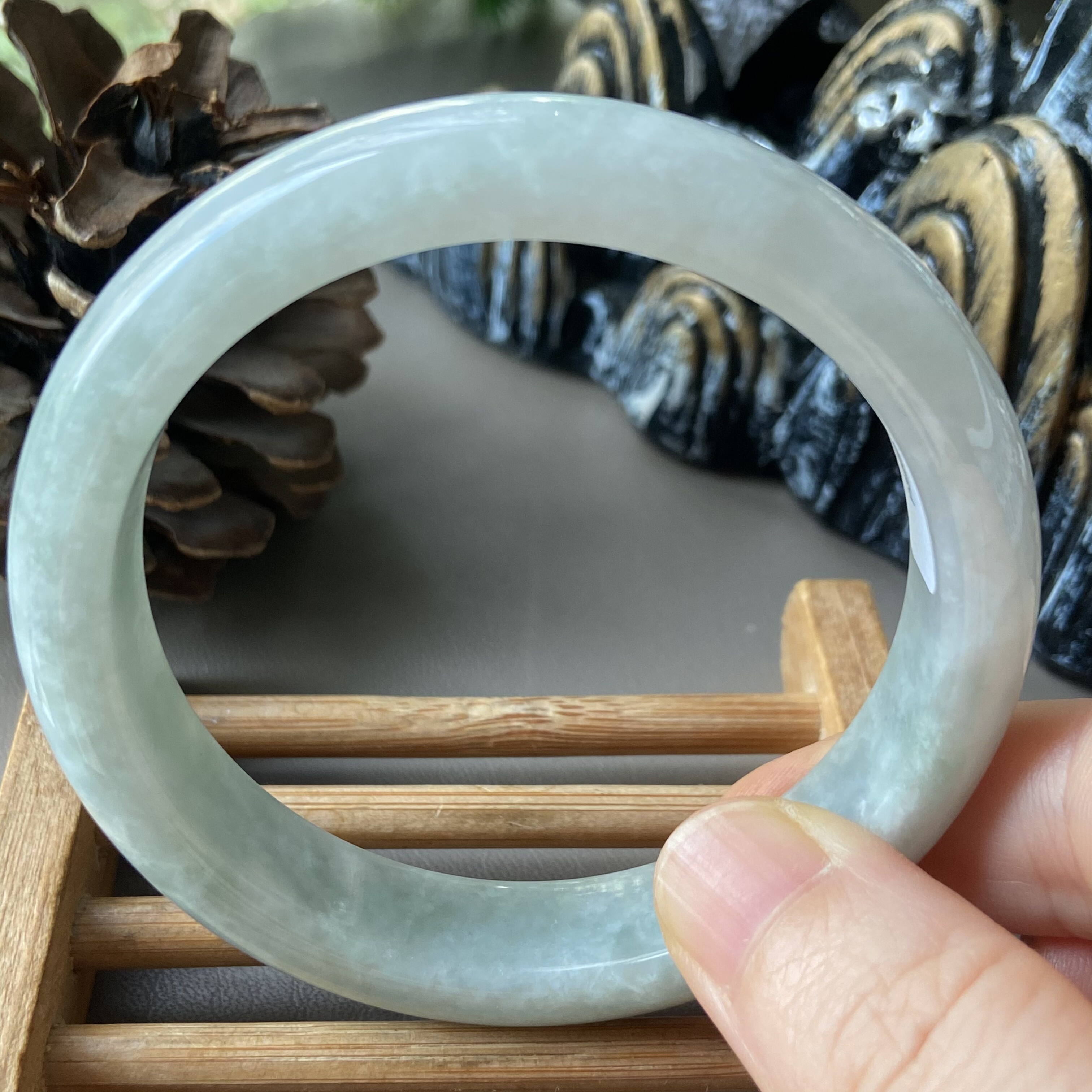 天然缅甸翡翠手镯58冰糯种浅绿飘花玉镯子老坑a货0232带证书