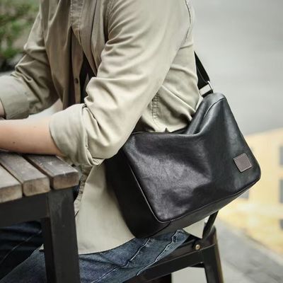 男士休闲包包单肩斜挎通勤大容量轻奢小众高级感真皮商务日常百搭