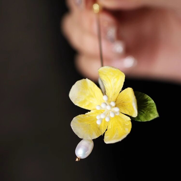 手工绒花胸针黄色清新配饰图片