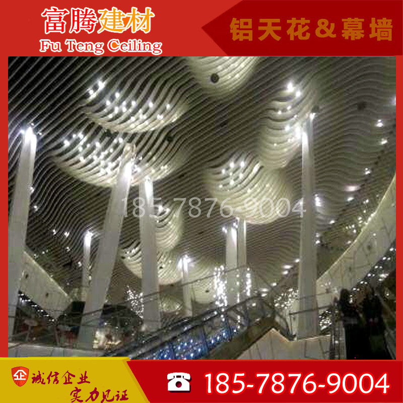 大型商场弧形铝方通吊顶木纹幕墙铝方管背景墙面波浪形造型铝格栅