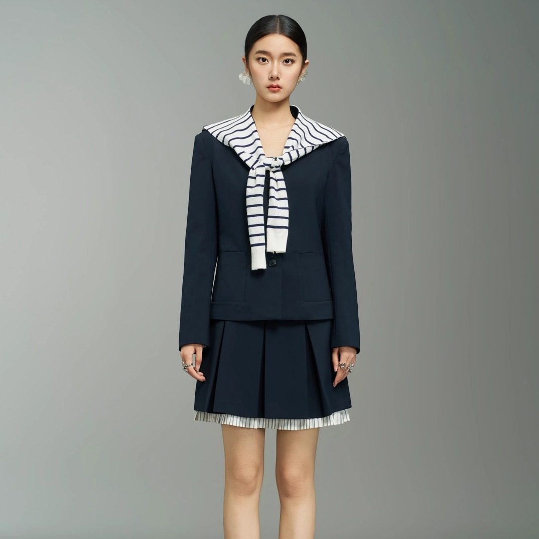 YIJIANGLAN 2025早秋新海军领短款设计感小众MIU系西装外套8D6099