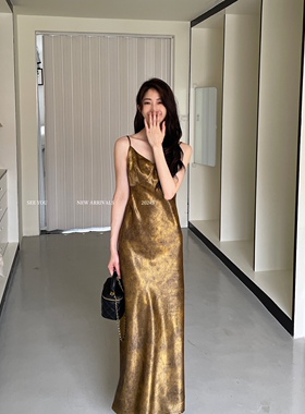 现货早秋25新款纯欲轻熟吊带复古印花连衣裙酷飒百搭显瘦中长裙女