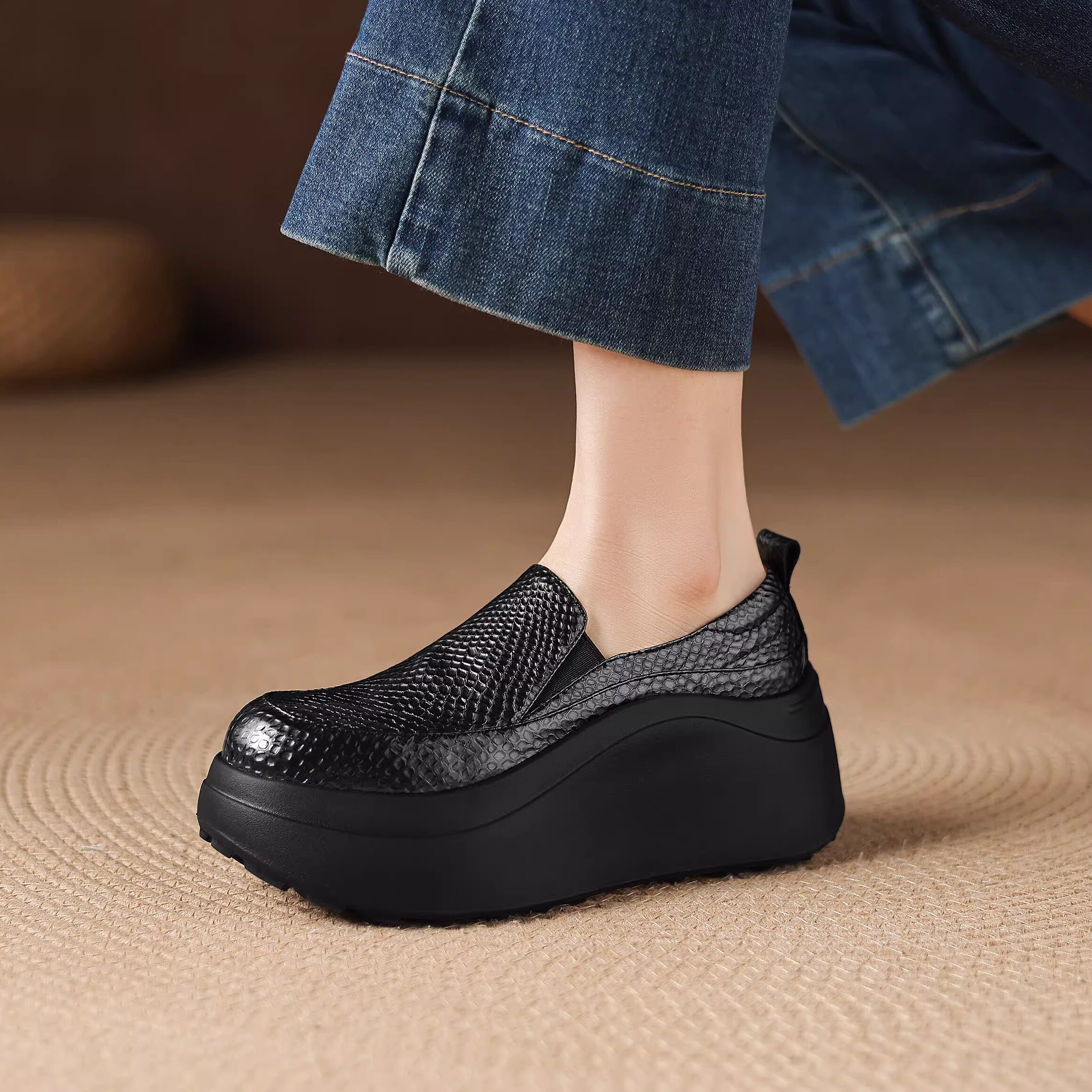 7.5cm真皮压花厚底圆头乐福鞋女休闲坡跟松糕底黑色显瘦懒人单鞋